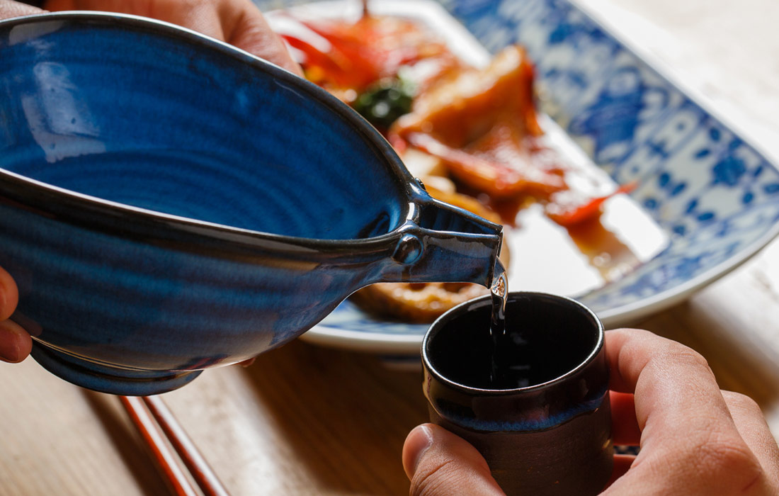 お酒を注ぐ手元